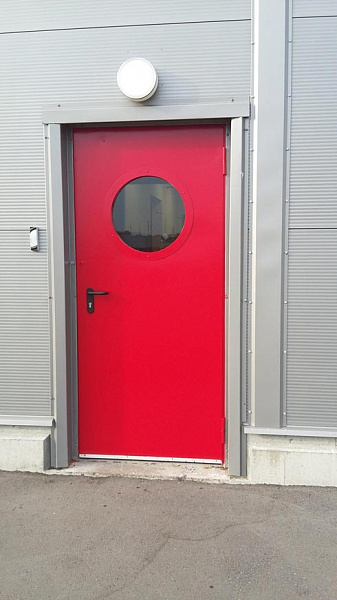 Однопольная противопожарная дверь красного цвета